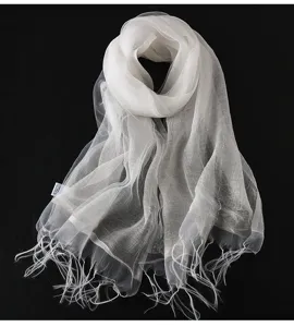 Elegantes weisses doppelagiges Netztuch mit Fransen als modischer Schal fuer Sommer Strand.