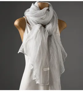 Detailansicht des leichten grauen Knitter-Schals, eleganter Faltenwurf und weicher Stoff.
