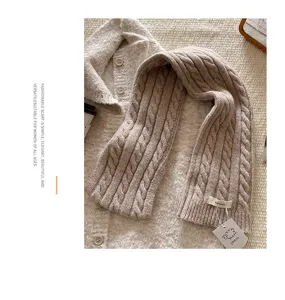Detailaufnahme des Winterschals aus reiner Wolle, klassisches Zopfmuster, dick und warm für Damen.