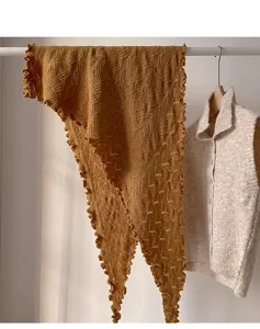 Chal triangular de punto para mujer con borde ondulado, mezcla de lana color sólido.