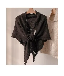 Acogedor chal triangular de punto marrón con bordes ondulados, elegante estilo de otoño-invierno.