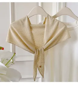 Detailansicht des koreanischen einfarbigen Strick-Dreiecktuchs, weiche Textur, elegantes Accessoire.