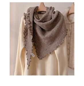 Chal triangular de punto con borde ondulado, elegante bufanda de mezcla de lana.