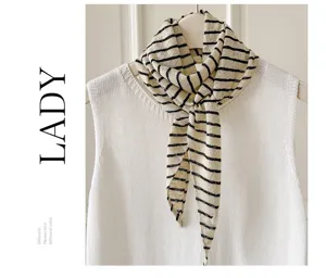 Gestreiftes Strick-Dreiecktuch Detailansicht, stilvolles Herbst Winter Halstuch Accessoire.