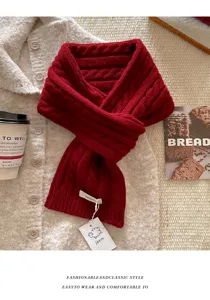 Detailansicht des roten 100% Wolle Zopfmuster dicken warmen Winterschals für Damen.