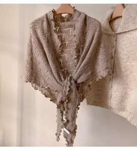 Acogedor chal triangular tejido con bordes ondulados elegantes, mezcla de lana suave de invierno.