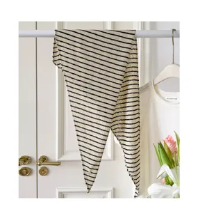 Gestreiftes Strick-Dreiecktuch, weicher warmer Damenschal für den Wintermode-Look.