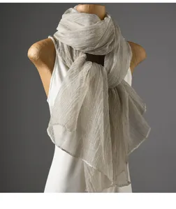 Eleganter, texturierter Schal mit Knitteroptik, im Retro-Ethno-Stil, leicht fur Herbst-Reisen.