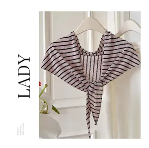 Strick Dreiecktuch Detailansicht, rosa und schwarze Streifen, elegante Styling-Dekoration.