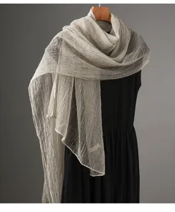 Beige texturierter Plissierschal Detail, Vintage Stil, elegantes Accessoire für Herbst.