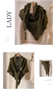Chal triangular de punto verde con borde ondulado, suave y retro para mujeres detalle.