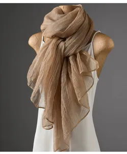 Leichter texturierter Knitterschal in vielseitigem Khaki, elegante Drapierung für Herbst.