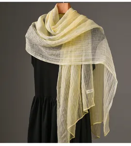Nahaufnahme des leichten gelben Knittertuchs mit feiner Textur und weichem, elegantem Fall.