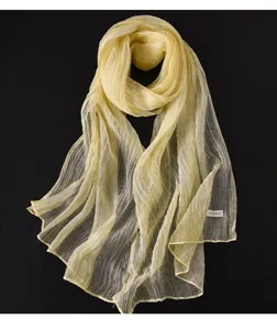 Hellgelber, texturierter Knitter-Schal, eleganter leichter Stoff-Detail, vielseitiges Accessoire.