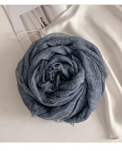 Detailansicht eines unifarbenen, dunkelgrauen Tencel-Wolle-Schals mit Fransen und weicher Textur.