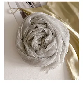 Detailansicht Damen einfarbige Quasten Schal weich leicht geknickt Herbst Tuch elegant