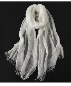Eleganter, weißer Strukturschal mit Fransen, ideal für Damen im Herbst und auf Reisen.