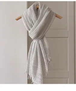 Leichter einfarbiger Schal mit Quasten für Damen, weicher Herbst-Schal, minimalistisch.