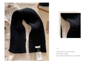 Detailansicht des schwarzen Zopfmuster Wollschals, zeigt hochwertige Textur und warmen Stoff.