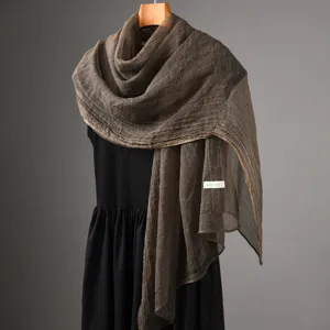 Vintage texturiertes Plissee-Tuch für Damen, elegantes braunes Herbstmode-Schal-Accessoire.