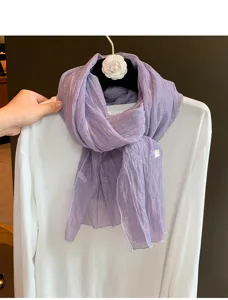 Leichter lilafarbener, knittriger Leinenschal, weich und atmungsaktiv für jeden Tag.