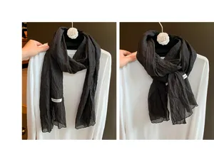 Detailaufnahme des dunkelgrauen, geknitterten Tencel-Leinenschals, weich und atmungsaktiv.