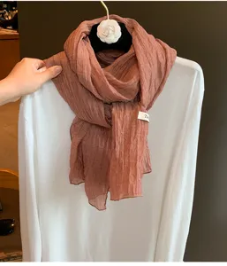 Detailansicht der leichten Damen Plissee Schal aus Tencel Leinen, weich und atmungsaktiv.