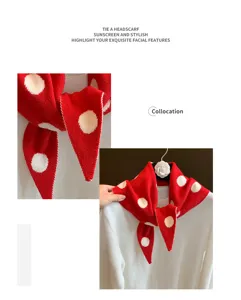 Détail d'écharpe triangulaire en tricot à pois rouge et blanc, accessoire rétro élégant.