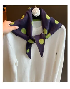 Foulard triangulaire tricoté à pois aux couleurs contrastées, accessoire rétro et polyvalent.