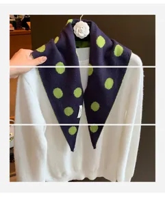 Écharpe triangulaire en tricot à pois contrastés pour femmes, châle décoratif tendance.