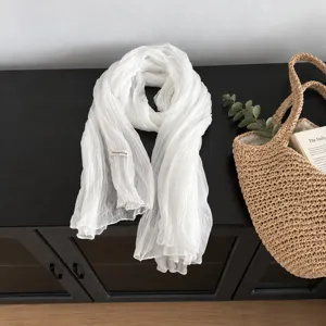 Eleganter weißer Plissee-Schal aus Tencel-Leinen für Damen, leicht, weich und atmungsaktiv.