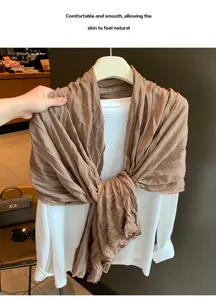 Stilvoller brauner, knittriger Schal für Damen, elegantes leichtes Alltagsmode-Accessoire.