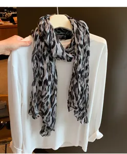 Amerikanischer Retro-Leopardenmuster knitteriger dünner Seidenschal Damen langer Schal Herbst Mode