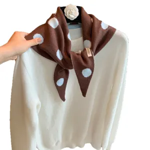 Chic foulard triangulaire en tricot marron à pois pour femmes, accessoire rétro polyvalent.