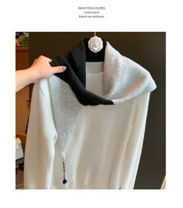 Nahaufnahme des farbblockierten gestrickten Dreieckschals aus feiner Wollmischung.