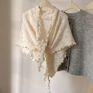 Mujer chal triangular de punto blanco retro elegante borde ondulado invierno calido suave