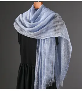 Hellblaue strukturierte Quasten-Langer Schal für Damen, elegantes einfarbiges Herbst-Accessoire.