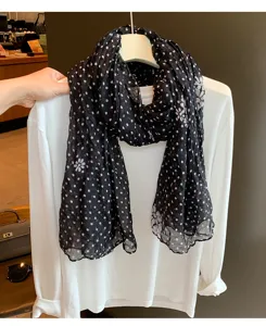 Schicker schwarz-weißer Pünktchen Blumenschal, leichtes langes Accessoire für den Damenalltag.