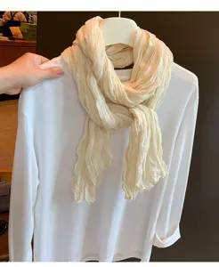 Lockerer einfarbiger, knittriger dünner langer Schal für Damen, elegante Hals- und Schulterdecke.