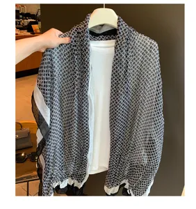 Eleganter schwarz-weißer geometrischer leichter langer Schal für Damen im Frühherbst.
