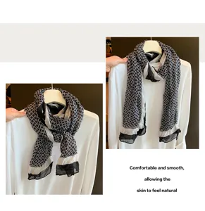 Klassischer schwarz-weißer geometrischer langer Schal, leicht und elegant für Damen im Herbst.