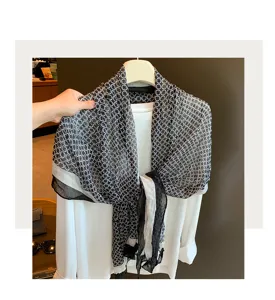 Schwarzer weißer plissierter langer Schal Damen Vintage Stil eleganter Herbst Schal Halstuch.