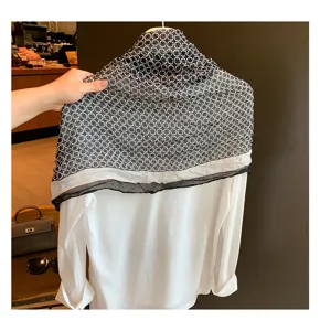 Damen schwarz weiß bedruckter plissierter langer Schal, eleganter leichter Halstuch für Herbst.