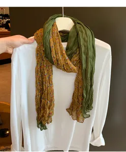 Nahansicht des amerikanischen Vintage leichten knittrigen Schals mit floralem Leopardenmuster.