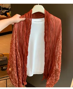 Detailaufnahme des Damen Vintage Knitter Blumen lang Schals, elegante rote Stola.