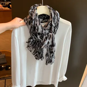 Schicker schwarz-grauer Schal mit Leopardenmuster für Damen, modisches Herbst-Accessoire.