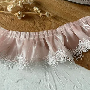 Tissu plissé rose avec bordure en dentelle blanche pour vêtements de poupée DIY