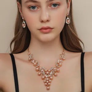 Primo piano dettaglio della collana di perle champagne e orecchini coordinati.