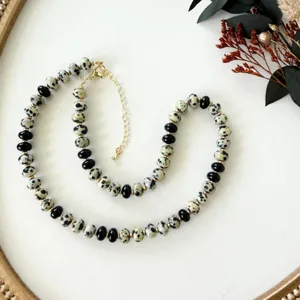 Collier ras de cou vintage français en pierres mouchetées noires, style littéraire chic.