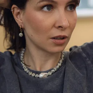 Collier de perles en pierre mouchetée vintage avec pendentif baroque et boucles d'oreilles.